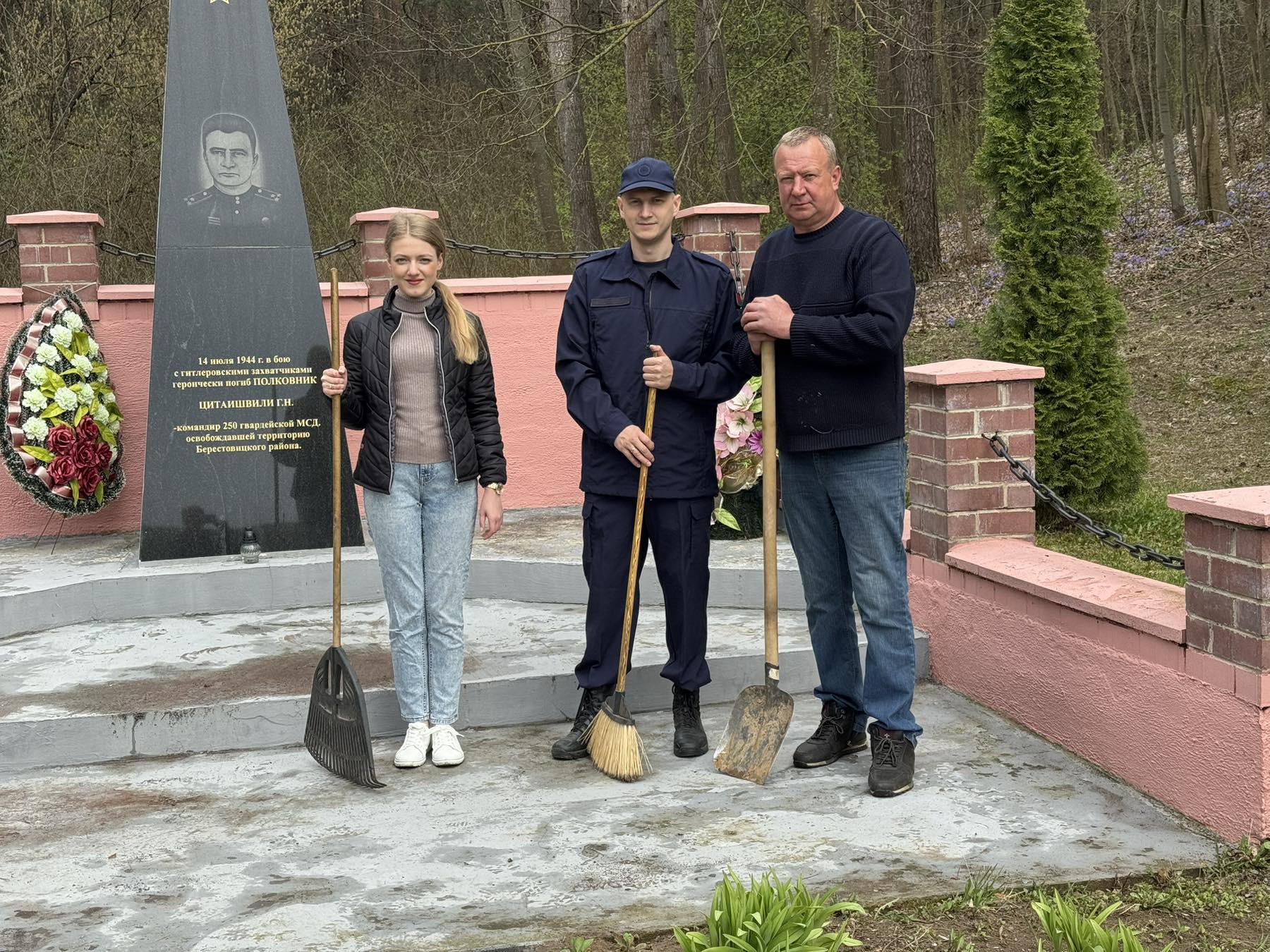 Сотрудники прокуратуры Берестовицкого района навели порядок у памятника Геронтию Цитаишвили