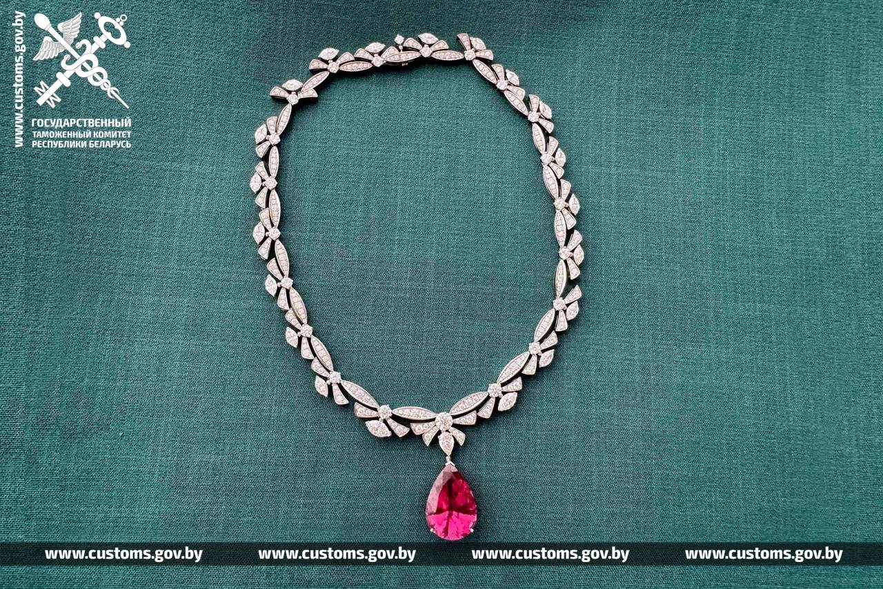 Платиновое ожерелье с драгоценными камнями спрятал гражданин Молдовы от таможенного контроля, надеясь незаконно ввезти его из Литвы в Беларусь