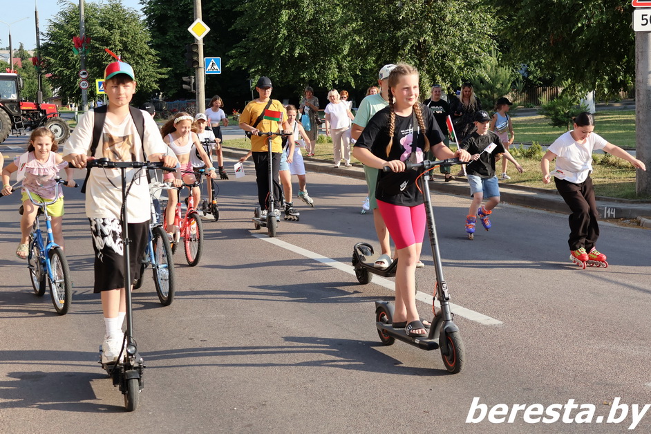 В Большой Берестовице прошел пробег юных роллеров и самокатчиков