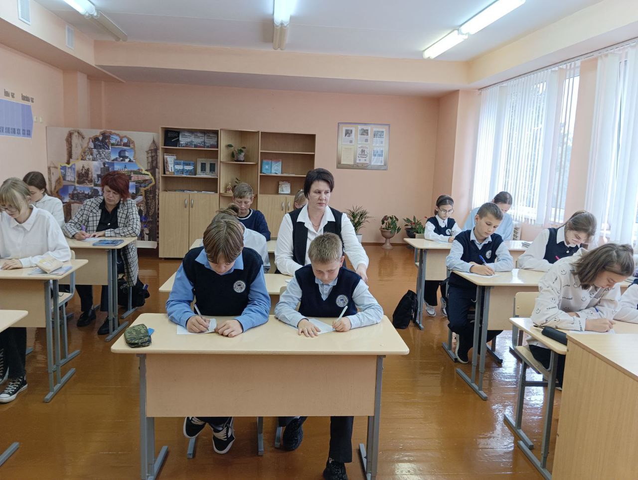 Педагоги и учащиеся Берестовитчины приняли участие в Республиканском диктанте ко Дню народного единства