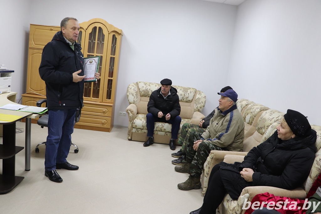 Председатель Берестовицкого райкома профсоюза работников АПК Владимир Онищик встретился с коллективом КФХ «Константа»