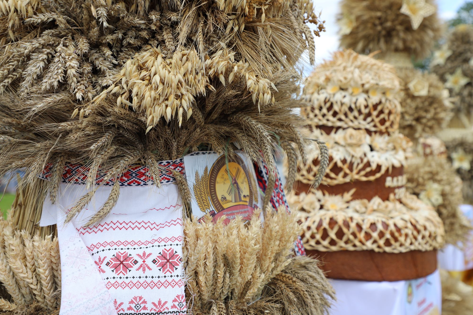 На районных «Дажынках» сельхозпредприятия Берестовитчины презентовали снопы и караваи – главные символы богатого урожая