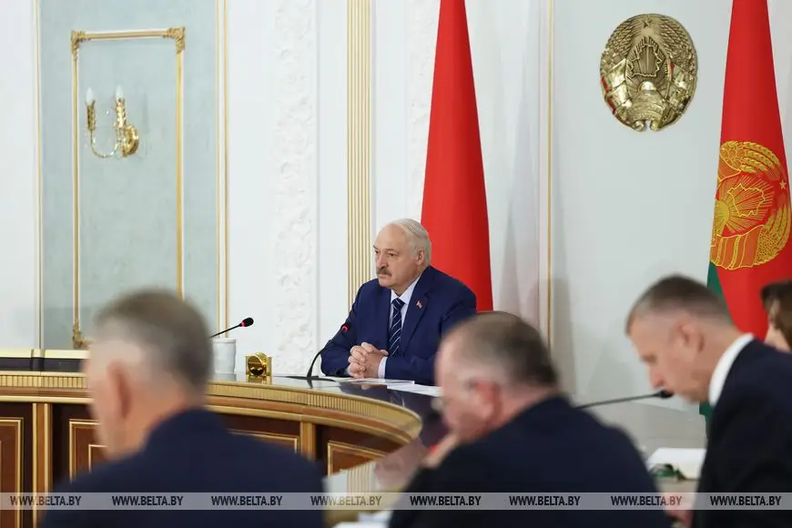 Президент Беларуси Александр Лукашенко поручил принять самые жесткие меры в отношении недостатков на уборочной