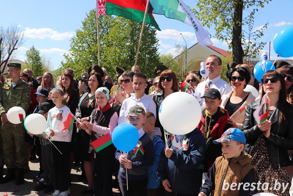 «Славе – не меркнуть! Подвигу – жить!» В Большой Берестовице состоялся торжественный митинг ко Дню Победы
