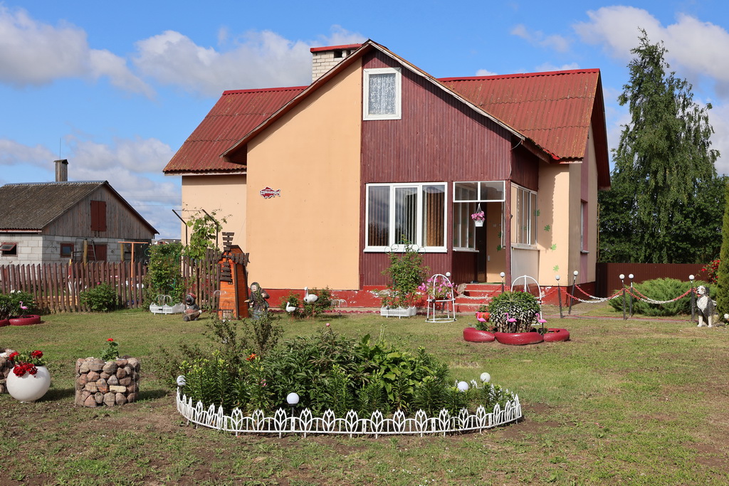 Красота на подворье супругов Сушко из агрогородка Пархимовцы - результат неустанного труда и творчества