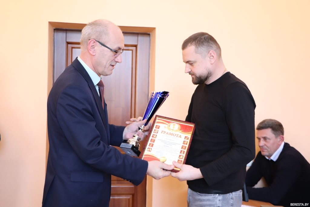 На  заседании Берестовицкого райисполкома наградили победителей ежегодного смотра-конкурса за физкультурно-оздоровительную работу среди трудовых коллективов