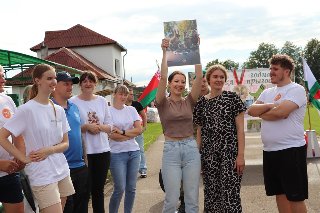 На городском стадионе г.п. Большая Берестовица прошли спортивно-юмористические соревнования "Белкин движ"