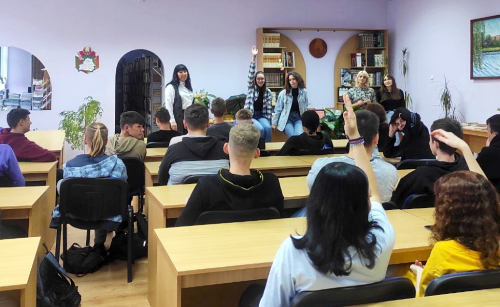 «Игры в жизнь». Работники культуры провели форум-театр для учащихся Берестовицкого колледжа