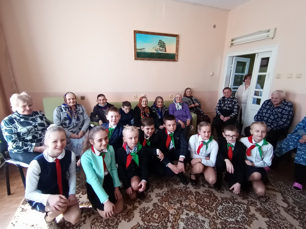 Волонтёры  Олекшицкой средней школы поздравили с Днем Победы граждан пожилого возраста