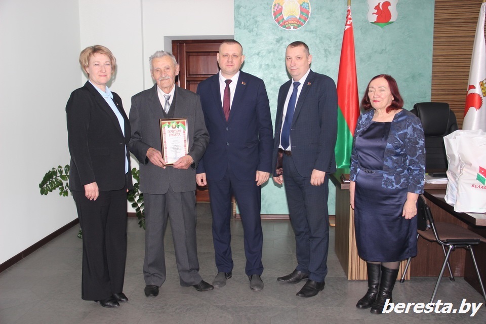 В Берестовицком районном исполнительном комитете поздравили с юбилеем ветерана труда Леона Житко