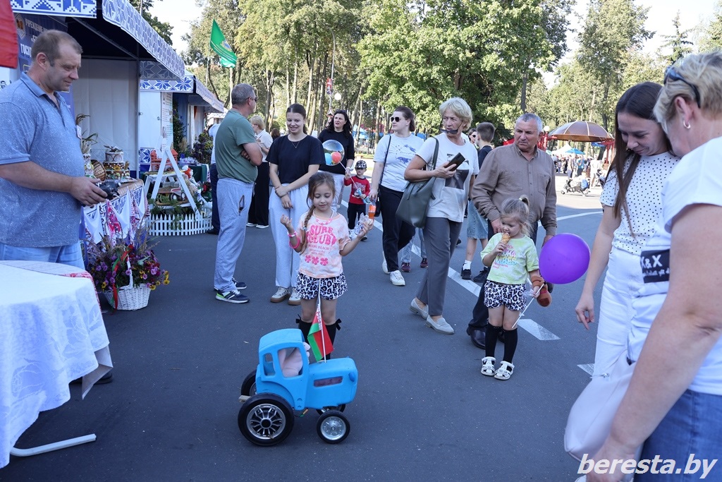 От черного хлеба до лазерных технологий. Берестовицкий колледж представил свои достижения на областном фестивале «Дажынкi-2025»