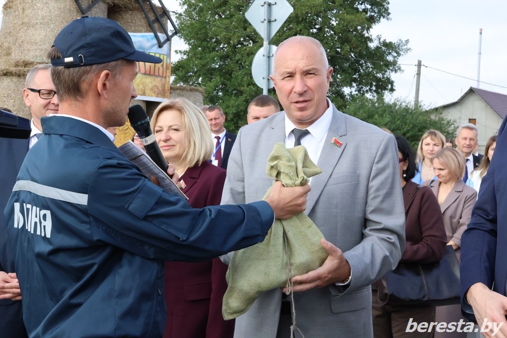 Губернатор Гродненской области Юрий Караев и почетные гости посетили подворье Берестовицкого района