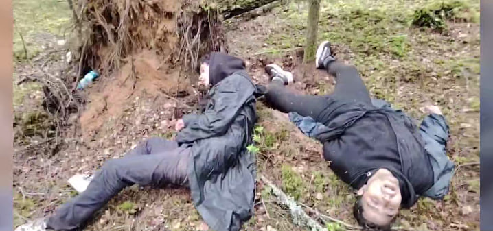 На границе с Латвией найдены два трупа и избитый беженец