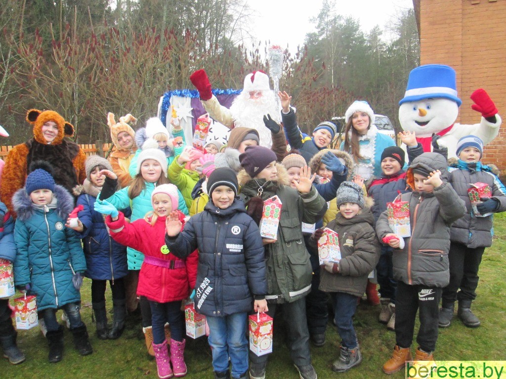 Учащиеся Олекшицкой средней школы побывали в усадьбе Деда Мороза на Августовском канале