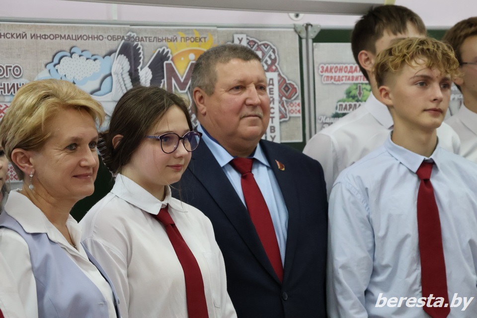 Делегат Всебелорусского народного собрания, <strong>директор РСУП «Олекшицы»</strong> Валерий Павлюкевич встретился с конюховскими школьниками