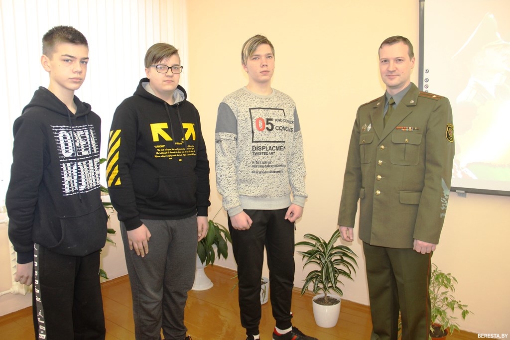 «Есть такая профессия – Родину защищать». Начальник обособленной группы Берестовицкого района провел информационный час в Малоберестовицкой средней школе