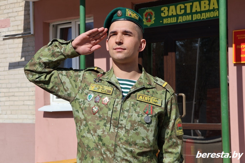 Ефрейтор погранзаставы "Пограничный" Александр Плевко поощрен нагрудным знаком отличия органов пограничной службы за добросовестное  несение службы