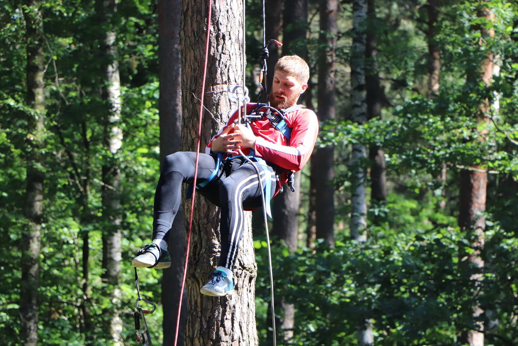 Преодоление полосы препятствий – задача не из легких. В Берестовицком районе – второй день молодежного туристического слета.
