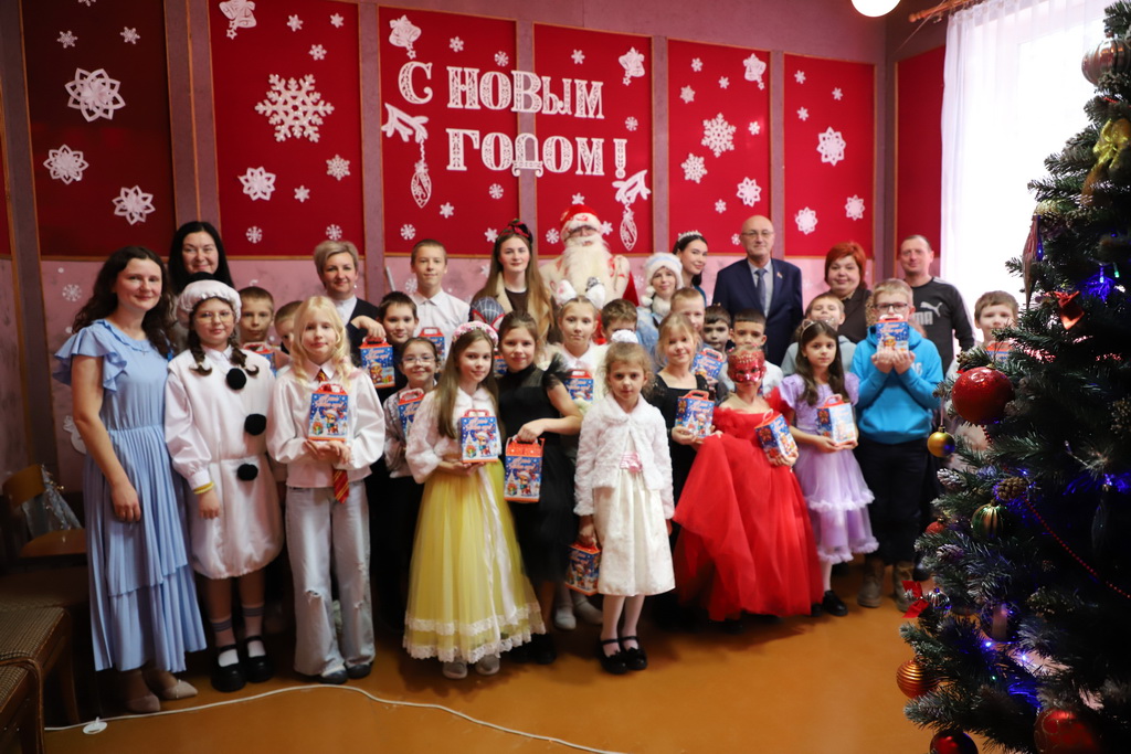 Пусть праздник всем подарит чудо! В Берестовицком центре творчества детей и молодежи прошел новогодний утренник для кружковцев