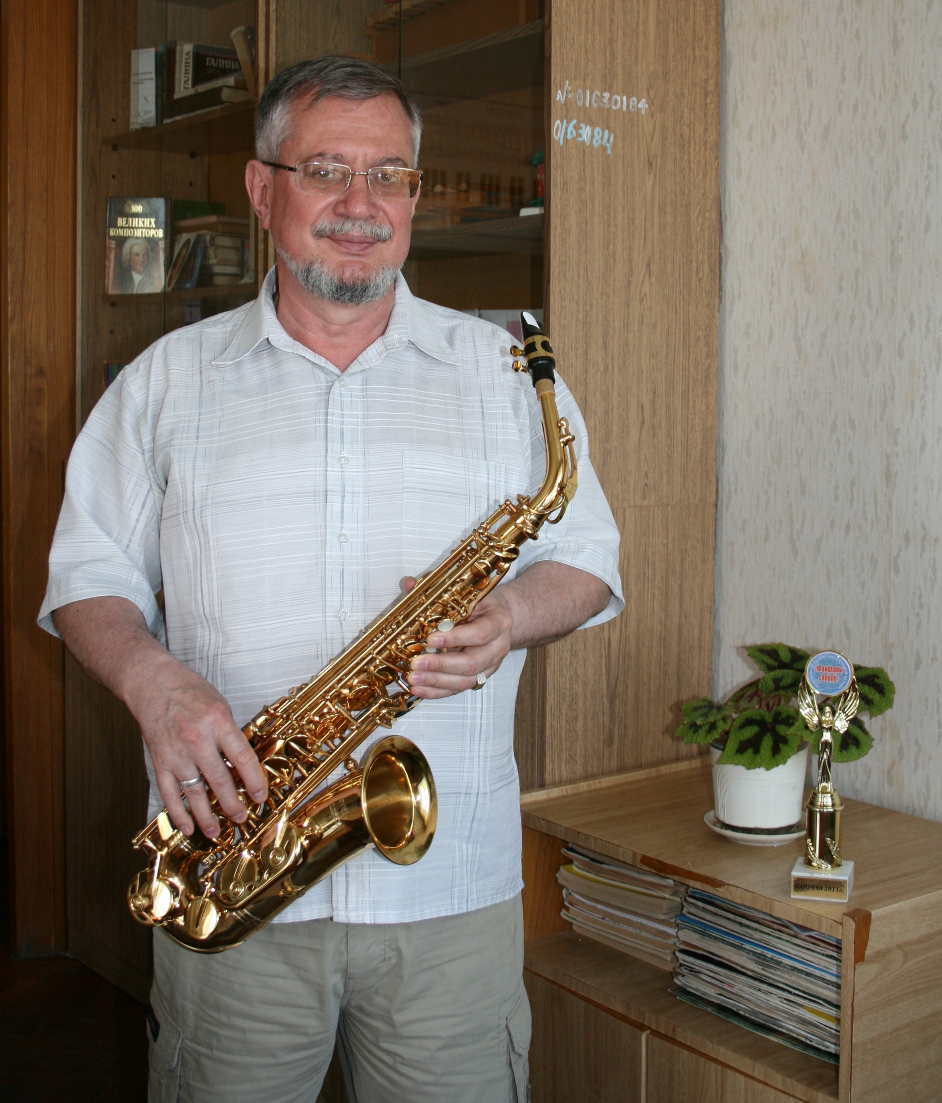 На саксофоне музыкант поёт!