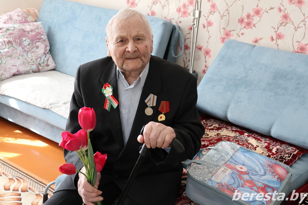 «Чтим. Помним. Гордимся». Представители Красного Креста и ТЦСОН Берестовицкого района поздравили ветерана войны