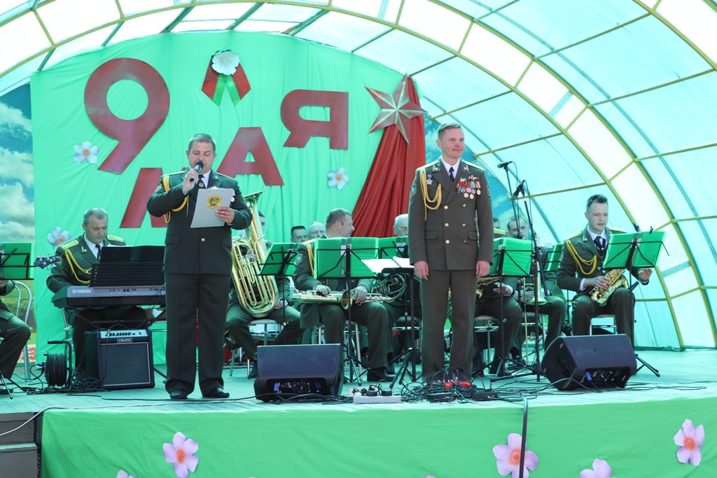 Демонстрация вооружения и выступление оркестра. К празднованию Дня Победы в Большой Берестовице присоединились военнослужащие Гродненской пограничной группы