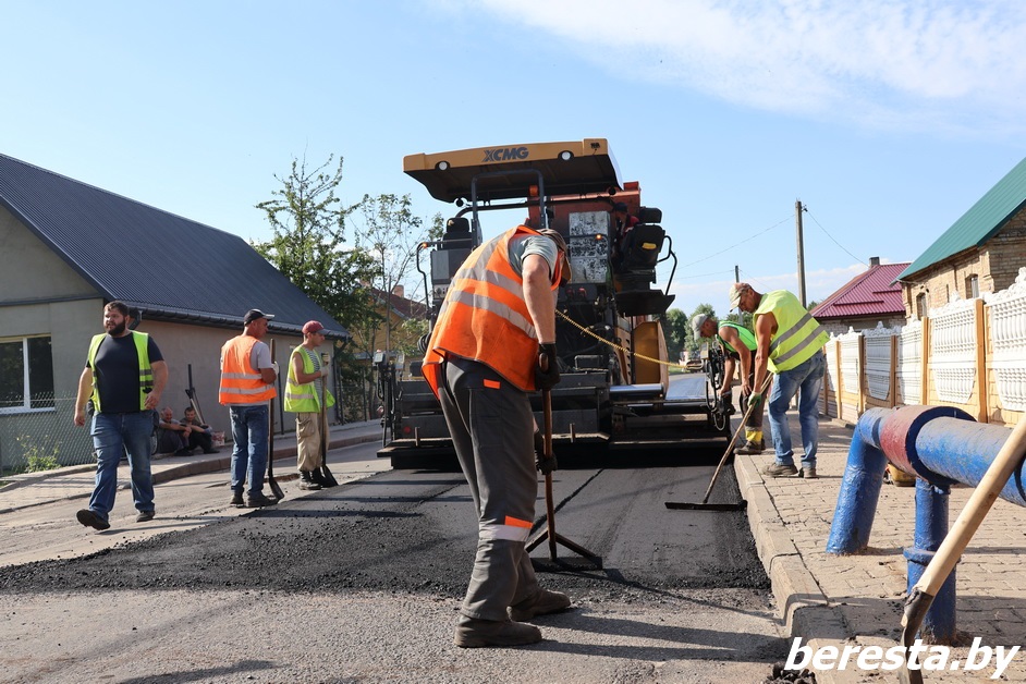 В Большой Берестовице продолжается ремонт асфальтобетонного покрытия по улице Советской