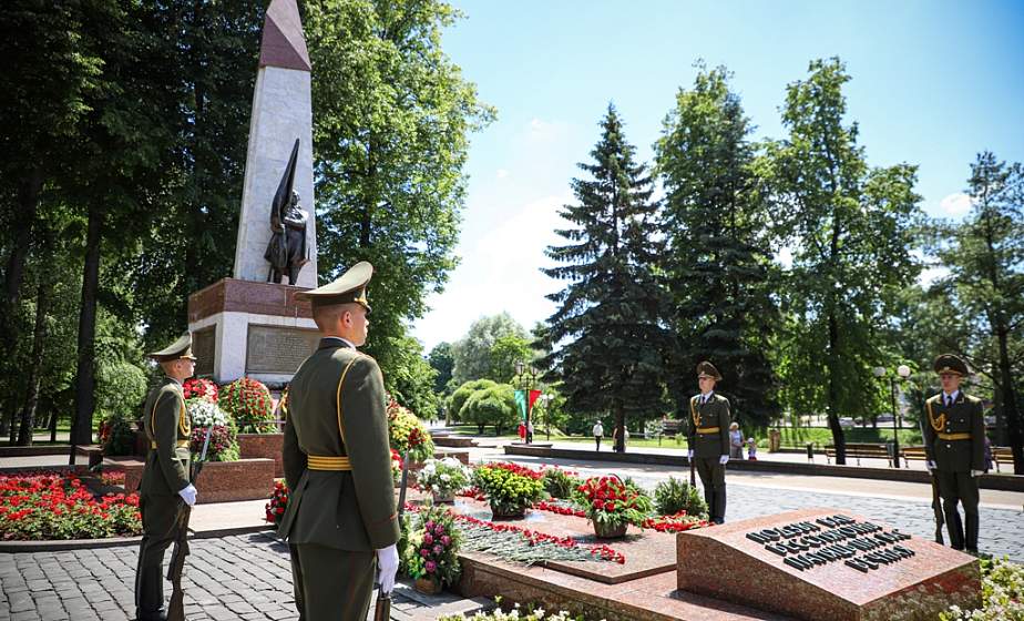 Участники белорусско-российского патриотического проекта «Поезд Памяти» возложили цветы к братской могиле советских воинов и партизан в парке имени Жилибера