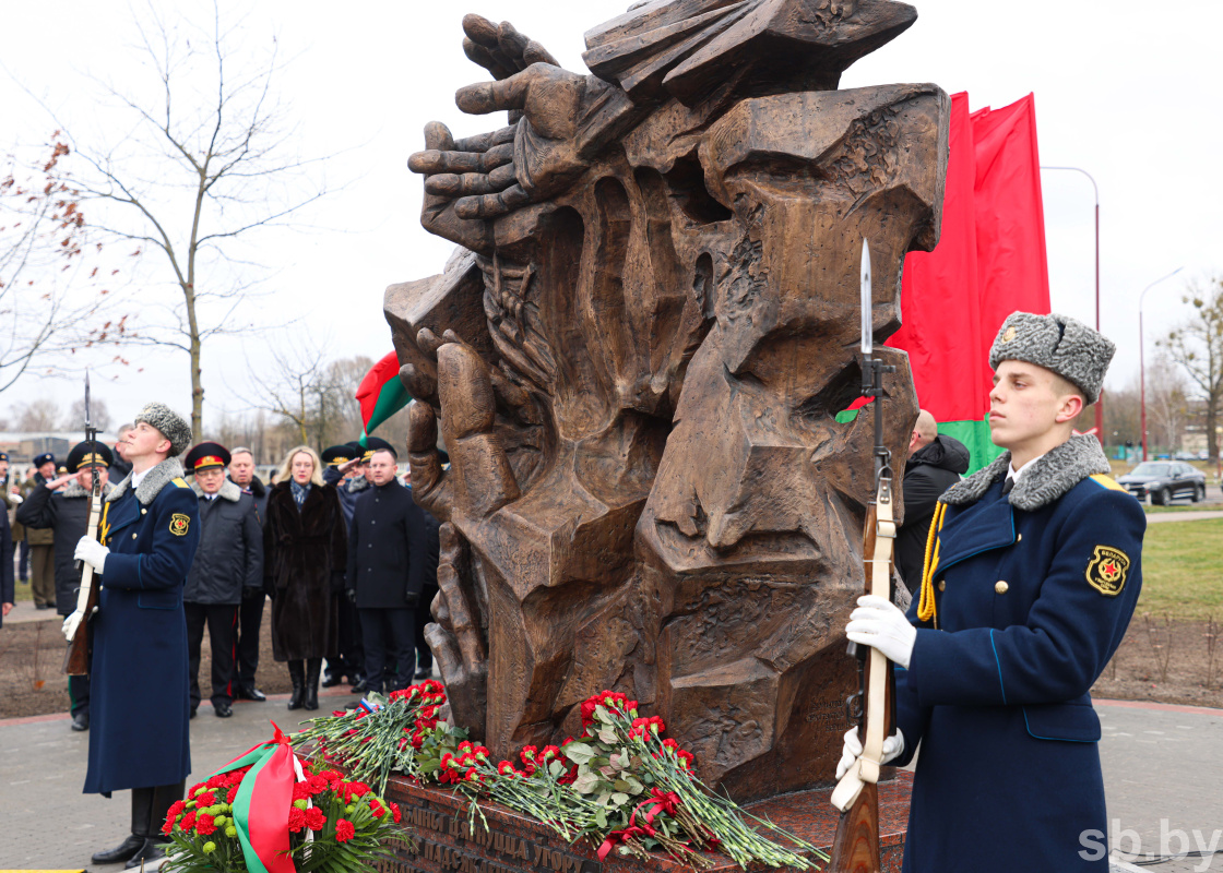 В Бресте открыли знак «Дерево жизни» в память о жертвах геноцида в годы Великой Отечественной войны