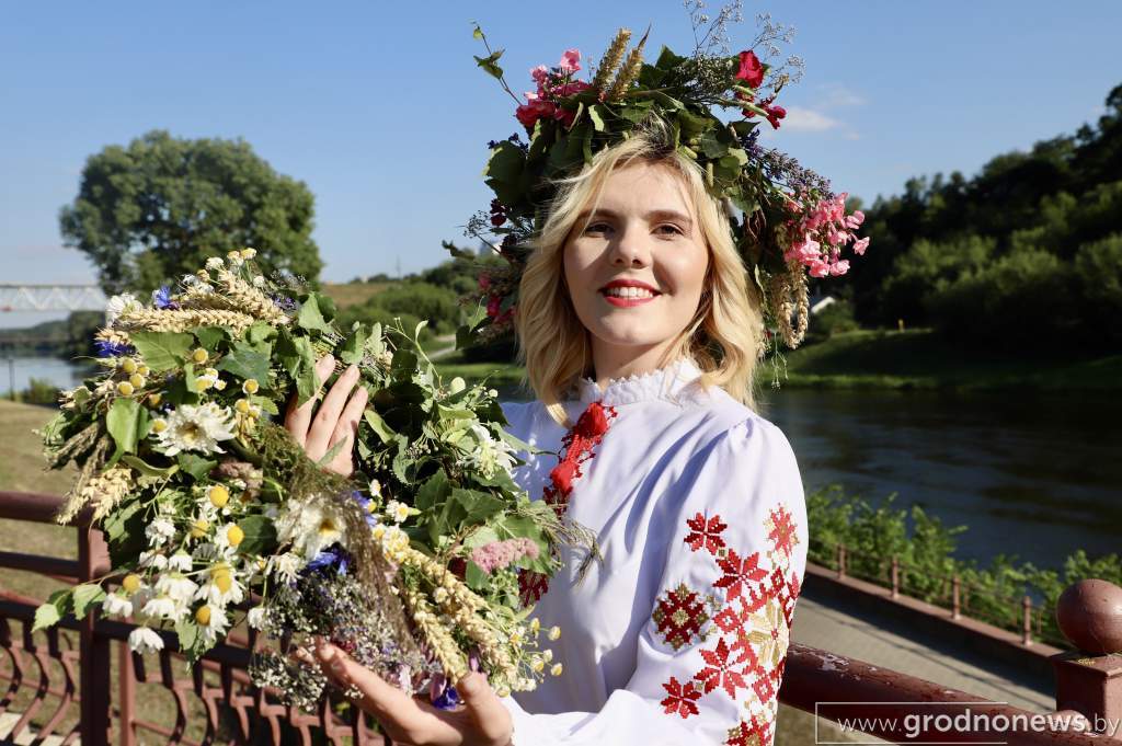 Венки мира спустили на воды Немана