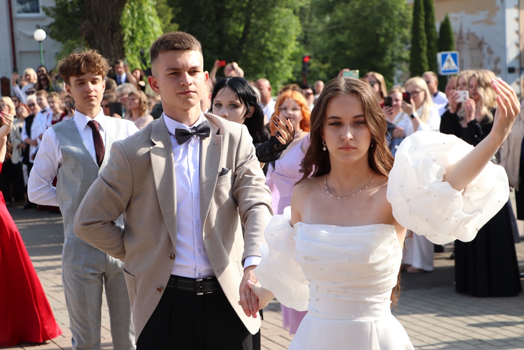 Праздник юности и надежд. В Большой Берестовице состоялся районный выпускной бал
