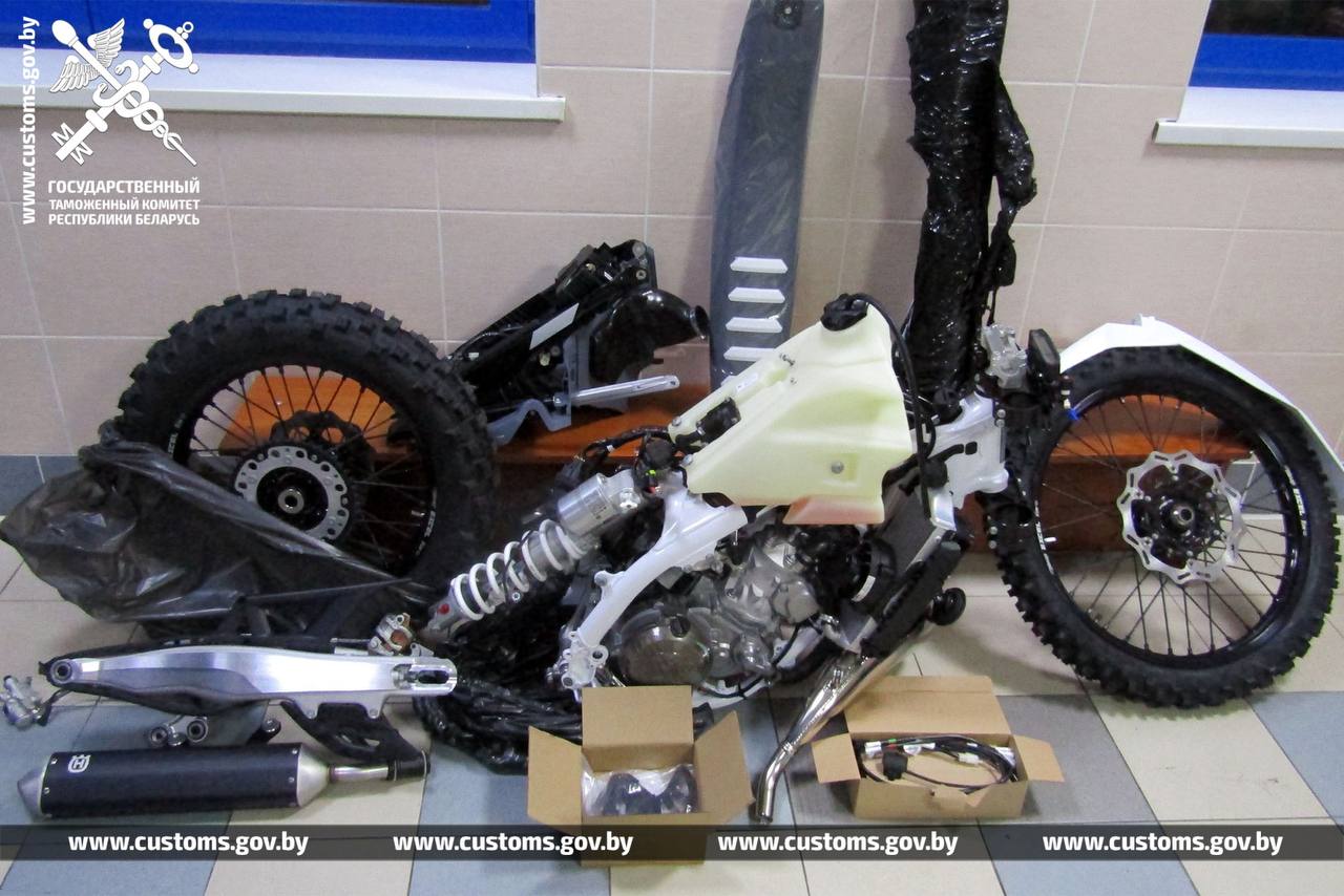 Два белоруса пытались провезти через границу вместо четырех заявленных мотоциклов - восемь