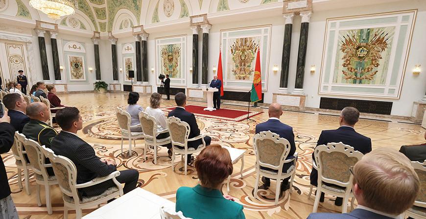 "Вы - символ будущего родной Беларуси". Александр Лукашенко наградил выпускников вузов