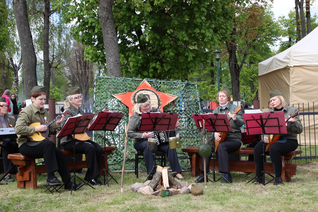 Фотофакт. Музыкальный солдатский привал развернулся на территории летнего амфитеатра