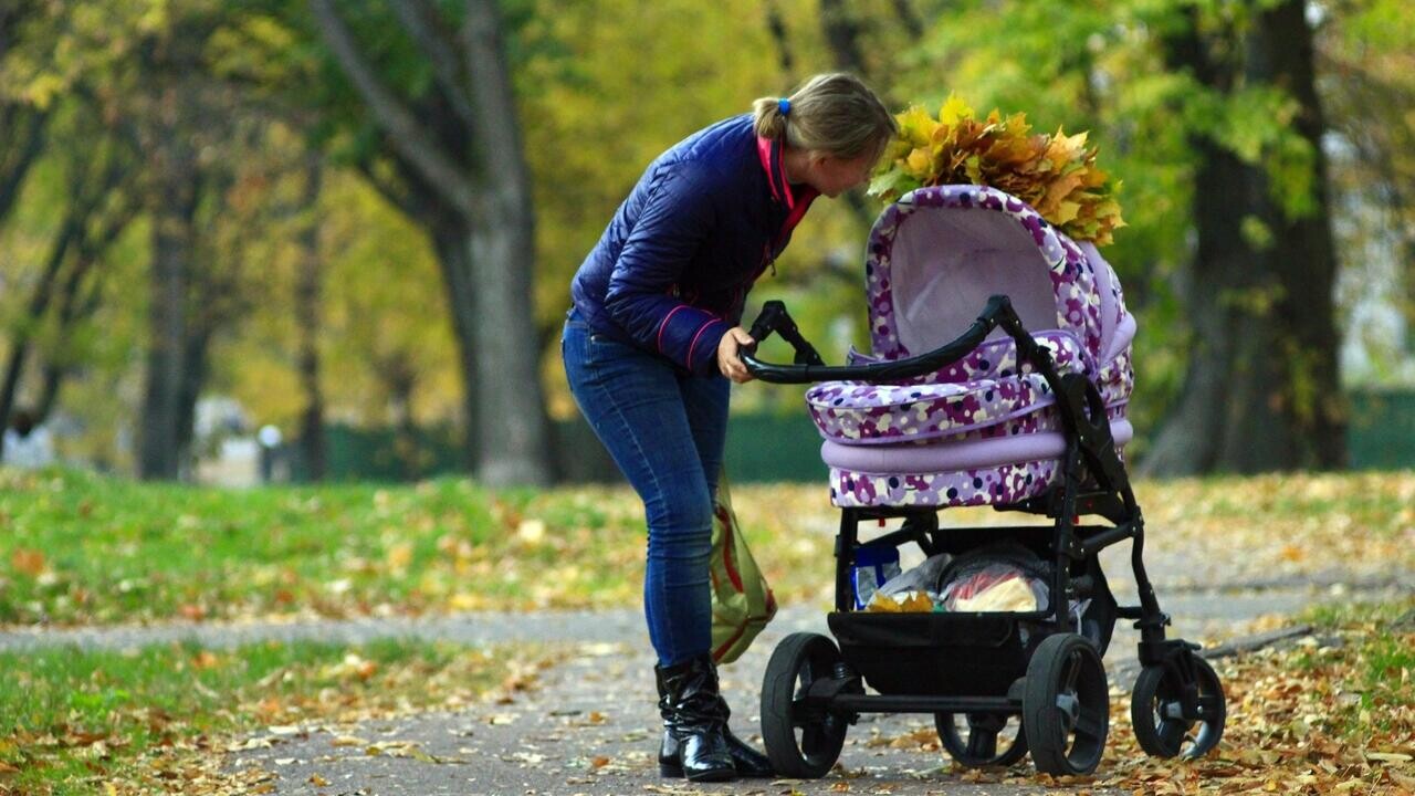 Можно ли совмещать работу с декретом и как это скажется на выплатах, рассказали в Минтруда 