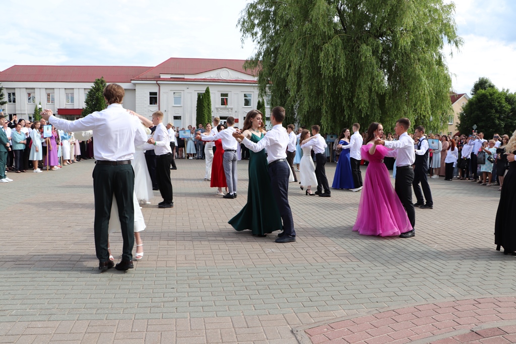 Районный бал выпускников прошел в Большой Берестовице