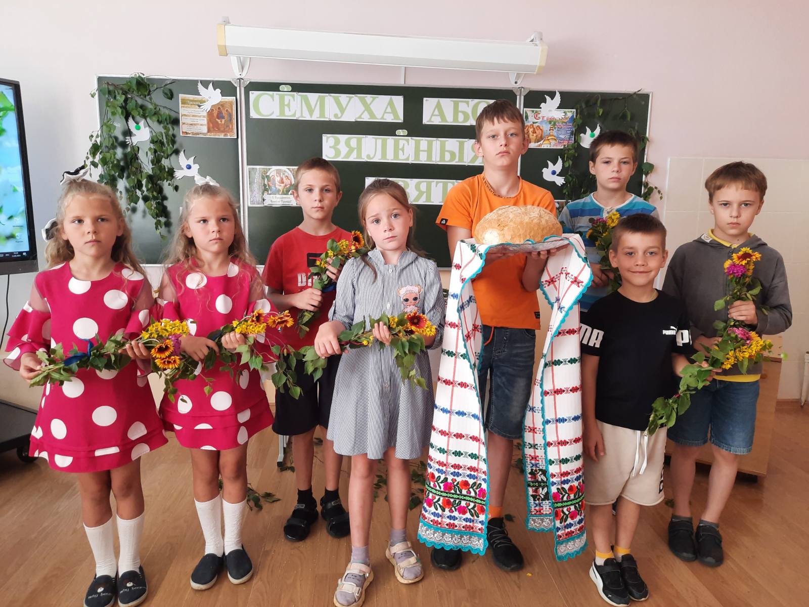 У прышкольным летнім аздараўленчым лагеры “Сонейка” Канюхоўскай сярэдняй школы прайшло свята “Зялёныя святкi"