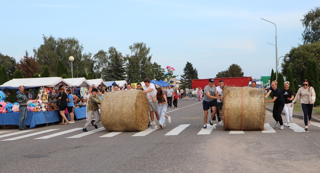Спартыўна-гумарыстычныя спаборніцтвы "Хлебныя забегі" прайшлі на раённых Дажынках