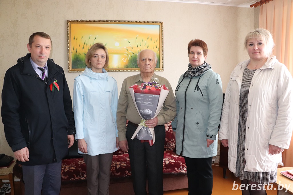 В Большой Берестовице ветерана педагогического труда Михаила Кадача поздравили с 80-летним юбилеем