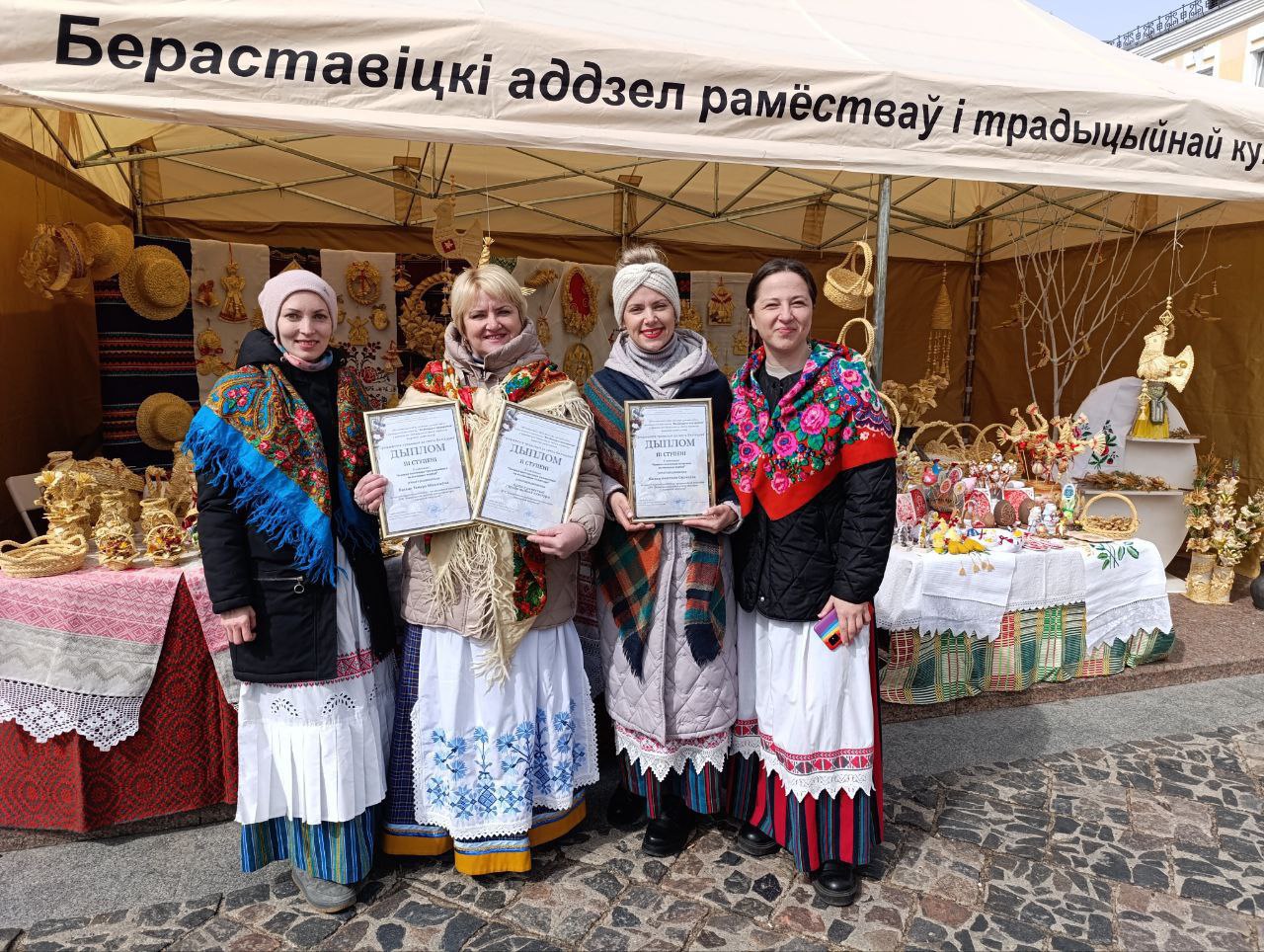 Майстры аддзелу рамёстваў і традыцыйнай культуры Бераставіцкага раённага цэнтра культуры і народнай творчасці сталі прызёрамі абласнога конкурсу "Велікодны падарунак"