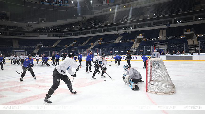 Александр Лукашенко приехал на тренировку "Динамо-Минск" - поддержать "зубров" перед 1/4 финала Кубка Гагарина