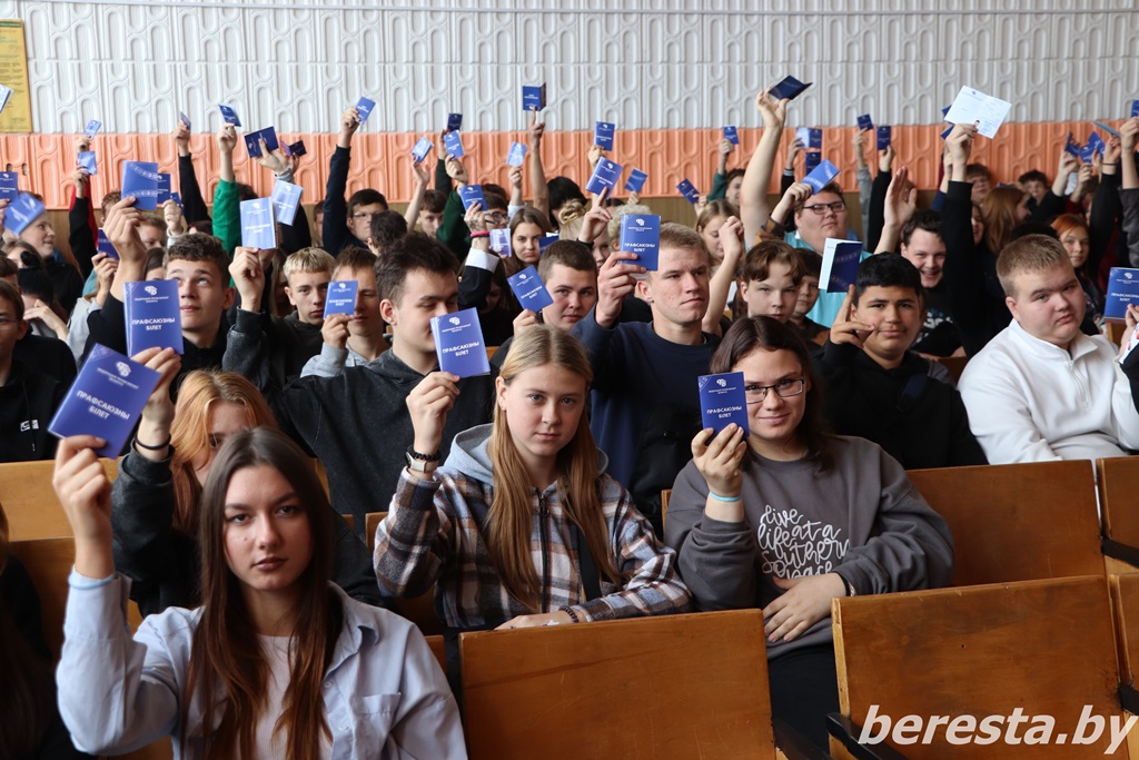 Первокурсники Берестовицкого колледжа пополнили ряды отраслевого профсоюза