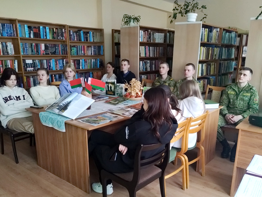<strong>В Малоберестовицкой библиотеке прошел патриотический час  с участием пограничников</strong>