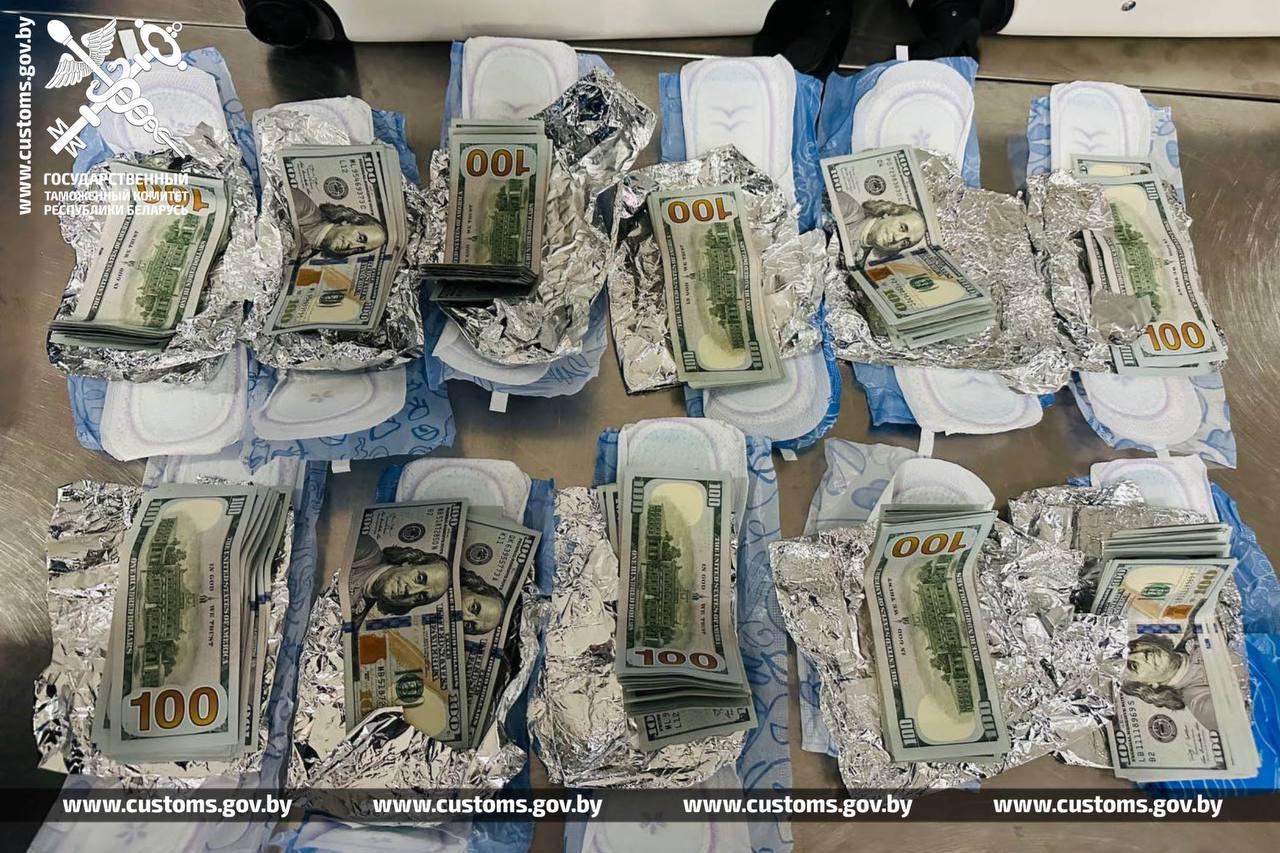 У гражданки Беларуси, прибывшей из Северного Кипра, таможенники выявили крупную сумму незадекларированных денежных средств