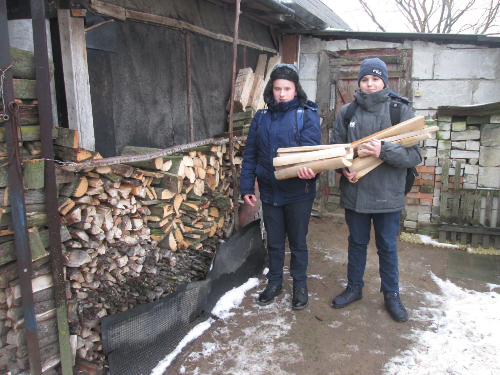 Волонтёры Стародворецкого яслей-сада-базовой школы провели акцию " Тепло наших сердец – вашим прожитым годам"