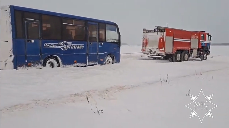 Спасатели Гродненской области 17 раз помогали в буксировке авто, съехавших в снежные заносы