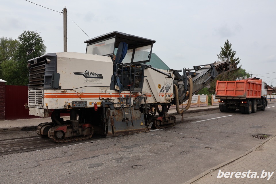 ФОТОФАКТ. В Большой Берестовице начался ремонт асфальтобетонного покрытия по улице Советской