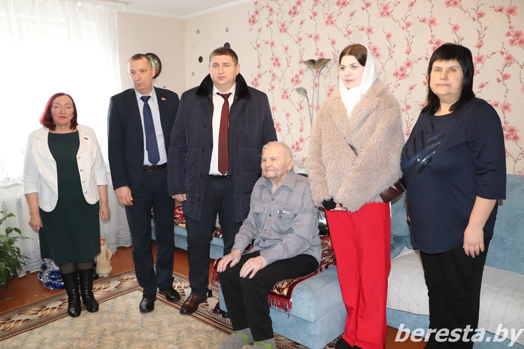 На Берестовитчине поздравили с новогодними праздниками ветерана войны и малолетних узников
