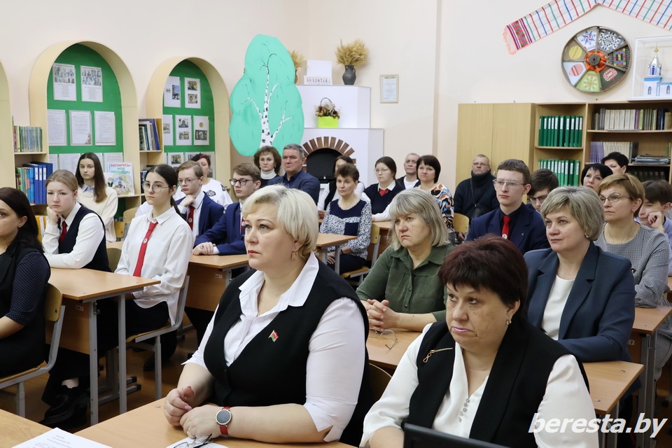 Армия и патриотизм в эпоху вызовов. В Олекшицкой СШ и местном сельхозпредприятии прошел Единый день информирования
