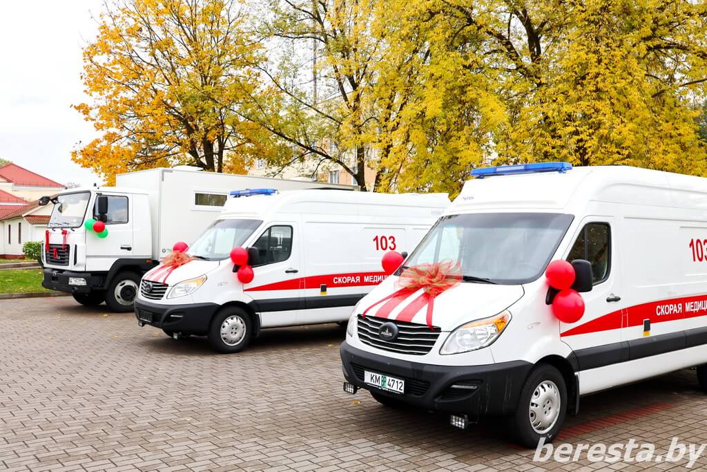 Передвижной ФАП и новые автомобили скорой помощи получила Берестовицкая ЦРБ